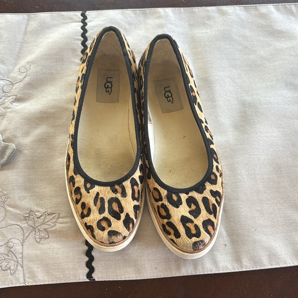 Ugg flats - Picture 2 of 5